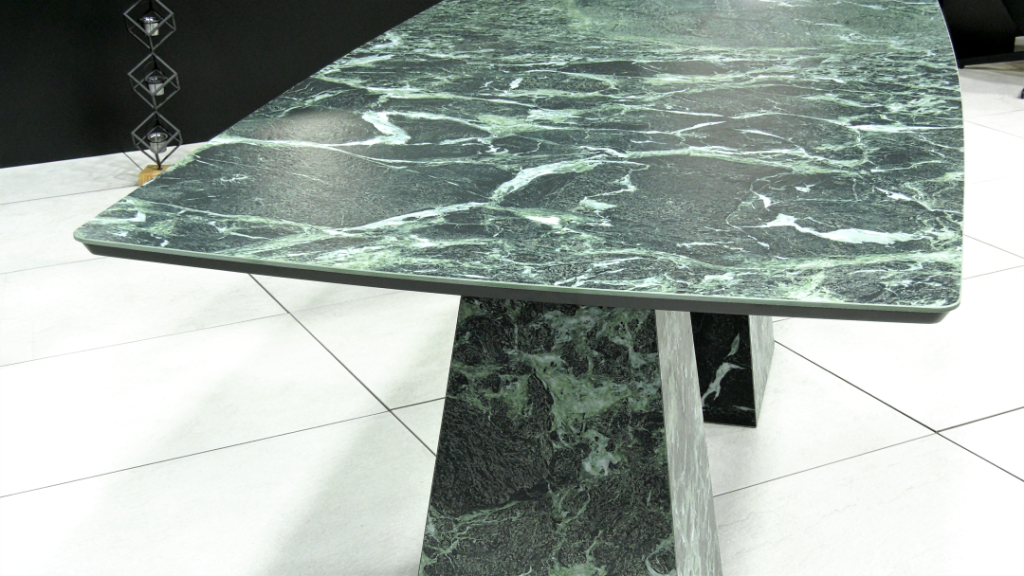 Sequence 0100 01 33 18still017 1